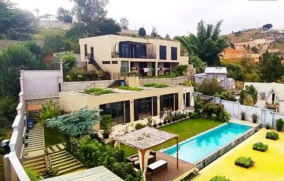 Location d’une magnifique villa F5 meublée avec piscine située dans une petite résidence à Ambatobe