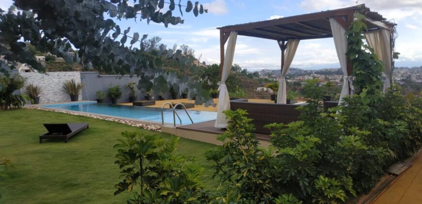 Location d’une magnifique villa F5 meublée avec piscine située dans une petite résidence à Ambatobe
