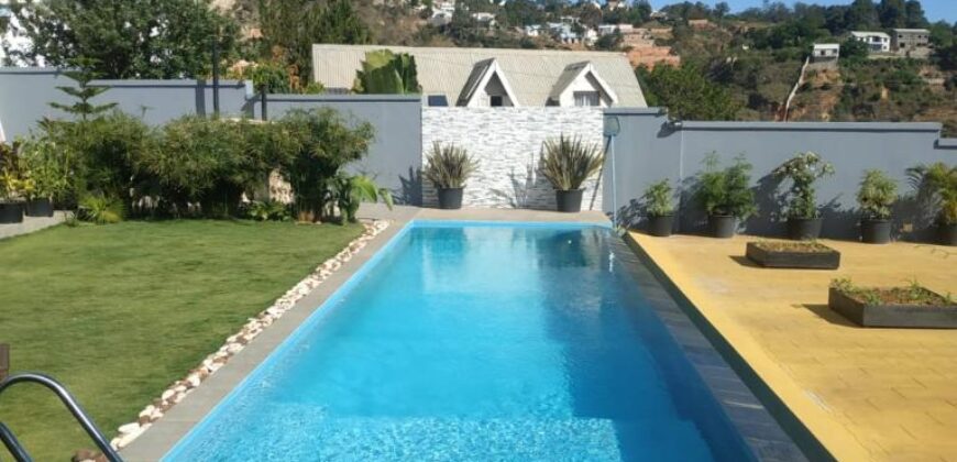 Location d’une magnifique villa F5 meublée avec piscine située dans une petite résidence à Ambatobe