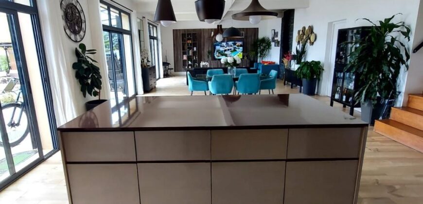 Location d’une magnifique villa F5 meublée avec piscine située dans une petite résidence à Ambatobe