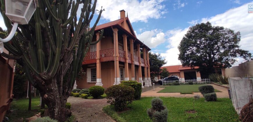 À louer une superbe villa F8 sur un terrain de 1500m2 située en plein centre-ville à Ankadifotsy Ambatomitsangana