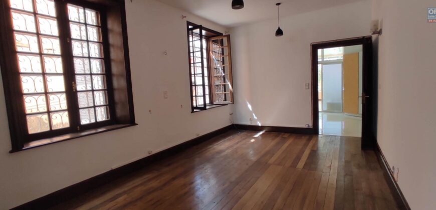 À louer une superbe villa F8 sur un terrain de 1500m2 située en plein centre-ville à Ankadifotsy Ambatomitsangana