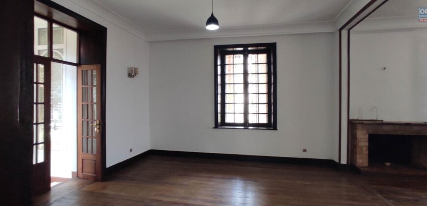 À louer une superbe villa F8 sur un terrain de 1500m2 située en plein centre-ville à Ankadifotsy Ambatomitsangana