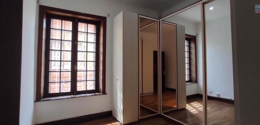 À louer une superbe villa F8 sur un terrain de 1500m2 située en plein centre-ville à Ankadifotsy Ambatomitsangana