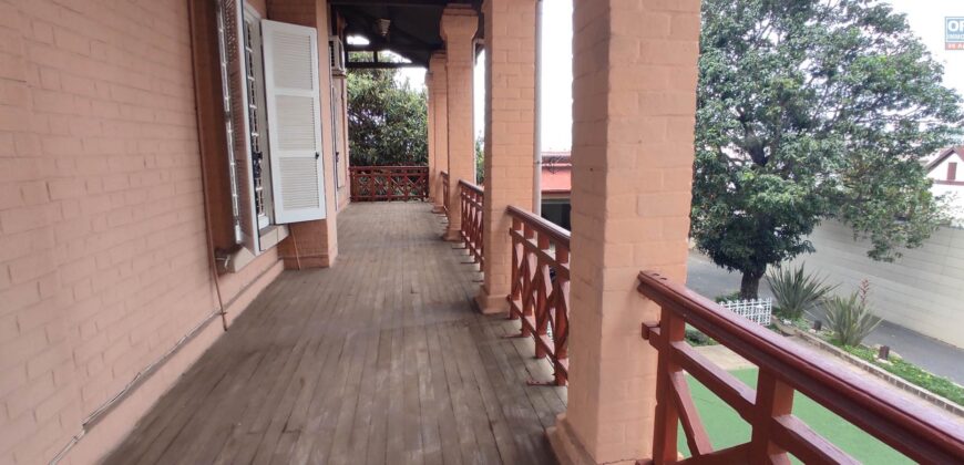 À louer une superbe villa F8 sur un terrain de 1500m2 située en plein centre-ville à Ankadifotsy Ambatomitsangana