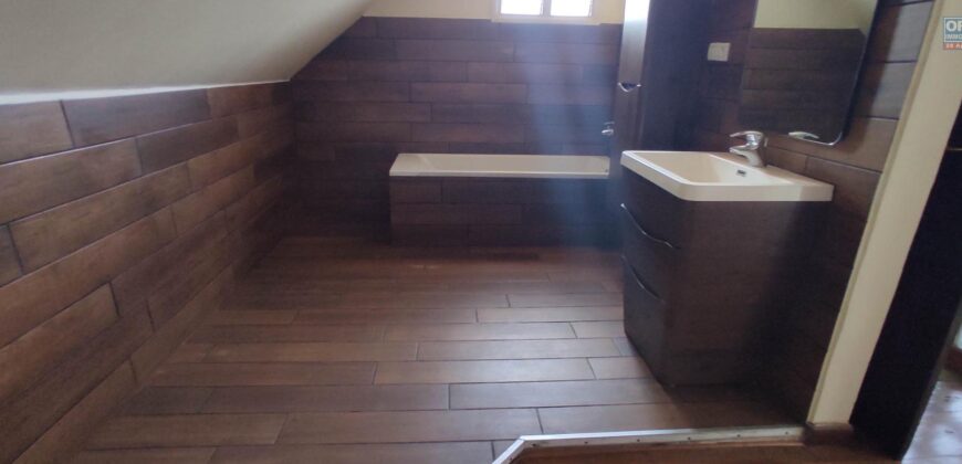 À louer une superbe villa F8 sur un terrain de 1500m2 située en plein centre-ville à Ankadifotsy Ambatomitsangana