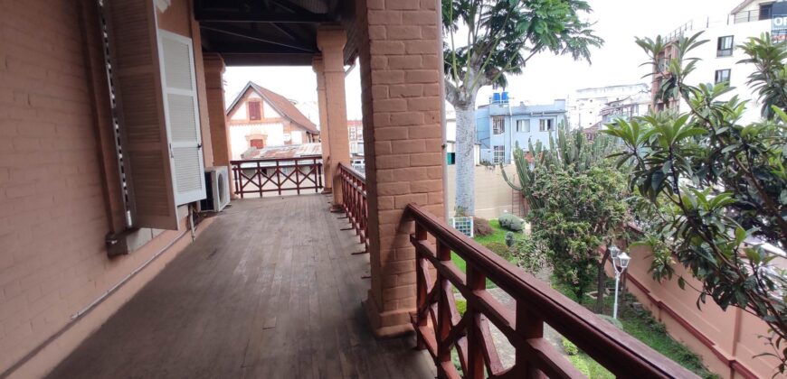 À louer une superbe villa F8 sur un terrain de 1500m2 située en plein centre-ville à Ankadifotsy Ambatomitsangana