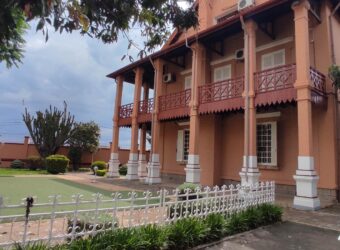 À louer une superbe villa F8 sur un terrain de 1500m2 située en plein centre-ville à Ankadifotsy Ambatomitsangana