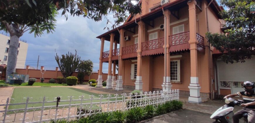 À louer une superbe villa F8 sur un terrain de 1500m2 située en plein centre-ville à Ankadifotsy Ambatomitsangana