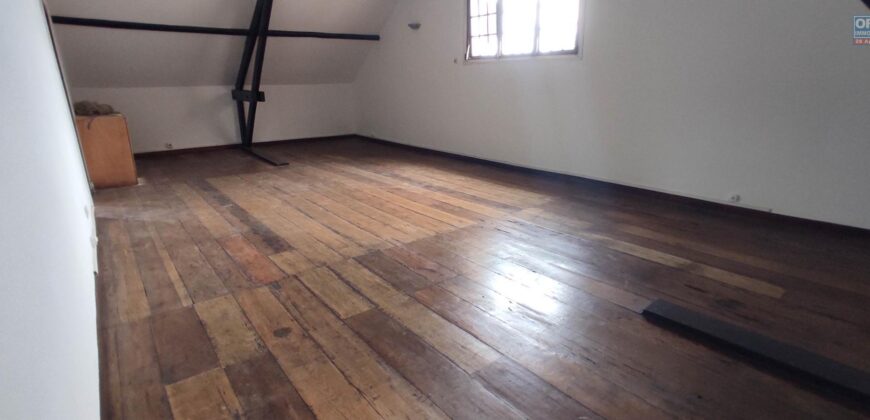 À louer une superbe villa F8 sur un terrain de 1500m2 située en plein centre-ville à Ankadifotsy Ambatomitsangana