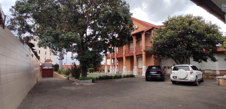 À louer une superbe villa F8 sur un terrain de 1500m2 située en plein centre-ville à Ankadifotsy Ambatomitsangana