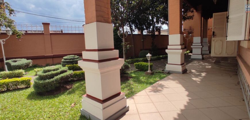 À louer une superbe villa F8 sur un terrain de 1500m2 située en plein centre-ville à Ankadifotsy Ambatomitsangana