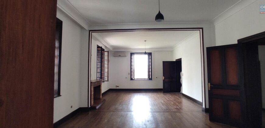 À louer une superbe villa F8 sur un terrain de 1500m2 située en plein centre-ville à Ankadifotsy Ambatomitsangana