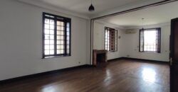 À louer une superbe villa F8 sur un terrain de 1500m2 située en plein centre-ville à Ankadifotsy Ambatomitsangana