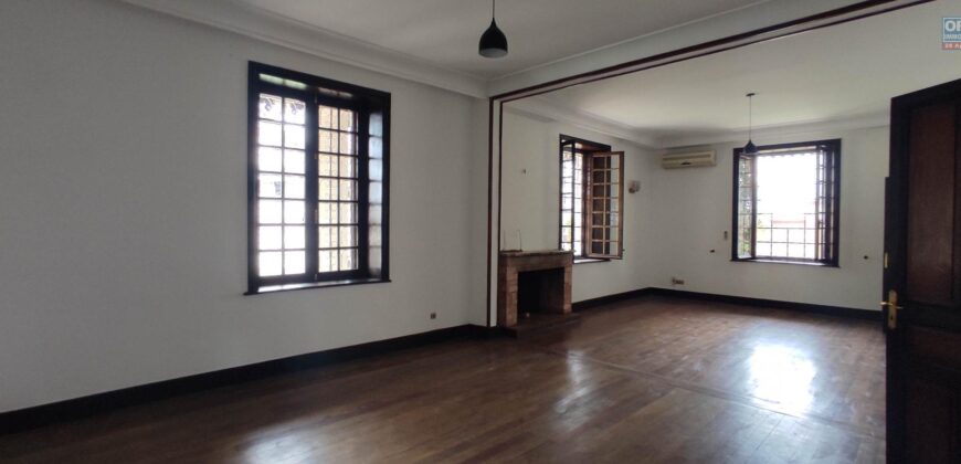 À louer une superbe villa F8 sur un terrain de 1500m2 située en plein centre-ville à Ankadifotsy Ambatomitsangana