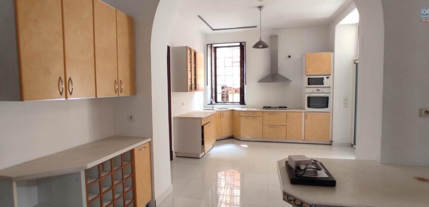 À louer une superbe villa F8 sur un terrain de 1500m2 située en plein centre-ville à Ankadifotsy Ambatomitsangana