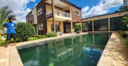 À louer villa T6 meublée de standing F6 avec piscine, située à Mandrosoa Ivato,