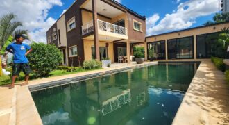 À louer villa T6 meublée de standing F6 avec piscine, située à Mandrosoa Ivato,