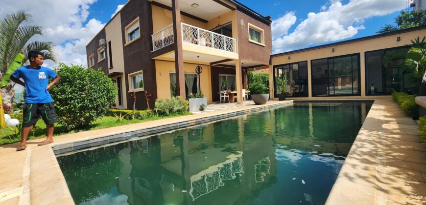 À louer villa T6 meublée de standing F6 avec piscine, située à Mandrosoa Ivato,