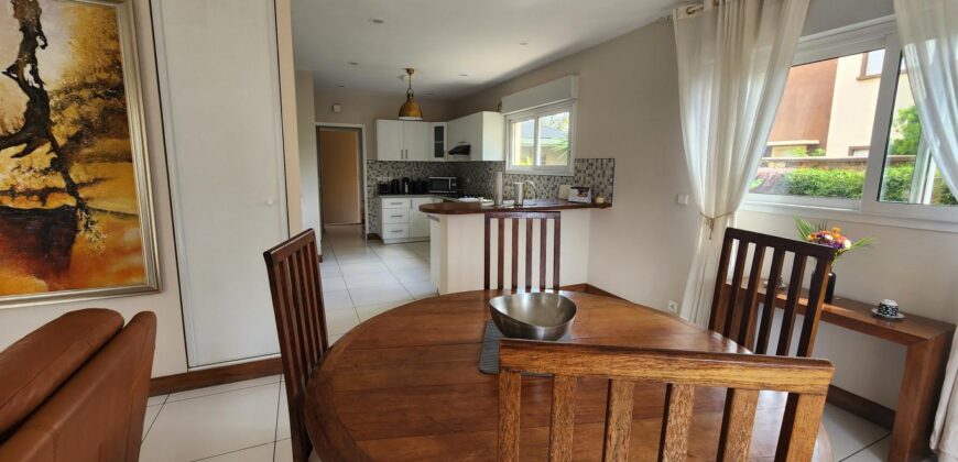 À louer villa T6 meublée de standing F6 avec piscine, située à Mandrosoa Ivato,