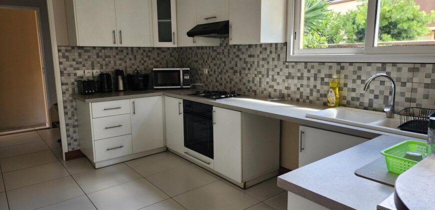 À louer villa T6 meublée de standing F6 avec piscine, située à Mandrosoa Ivato,