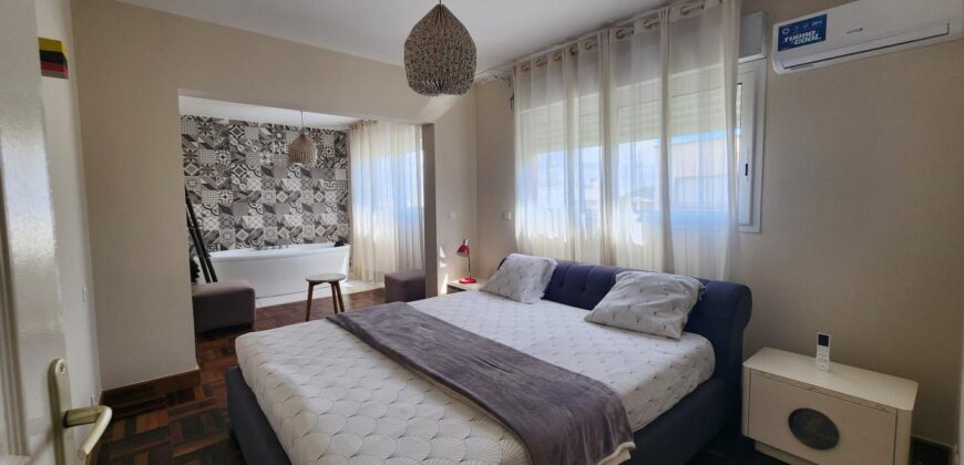 À louer villa T6 meublée de standing F6 avec piscine, située à Mandrosoa Ivato,