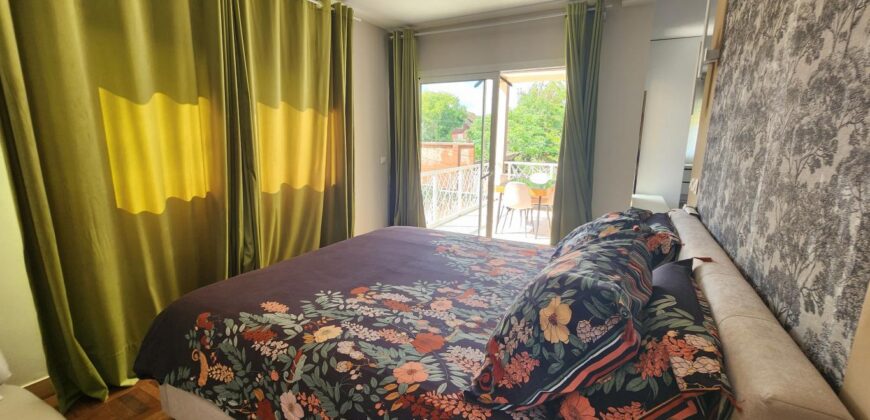 À louer villa T6 meublée de standing F6 avec piscine, située à Mandrosoa Ivato,