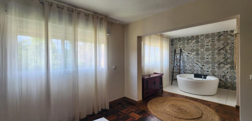 À louer villa T6 meublée de standing F6 avec piscine, située à Mandrosoa Ivato,