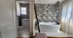 À louer villa T6 meublée de standing F6 avec piscine, située à Mandrosoa Ivato,