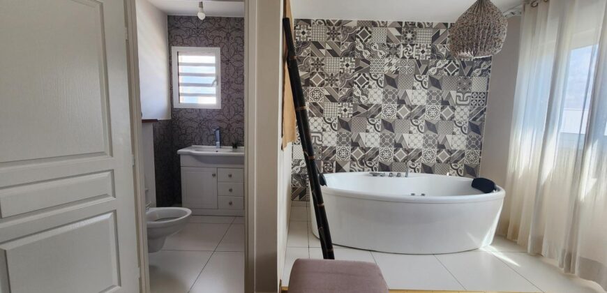 À louer villa T6 meublée de standing F6 avec piscine, située à Mandrosoa Ivato,