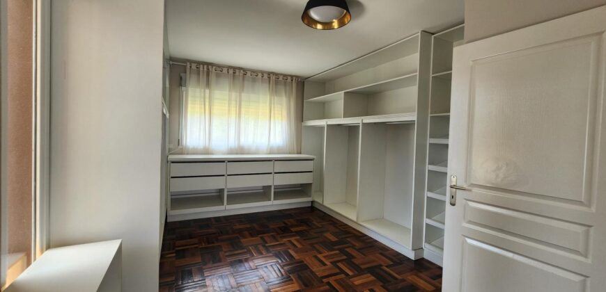 À louer villa T6 meublée de standing F6 avec piscine, située à Mandrosoa Ivato,