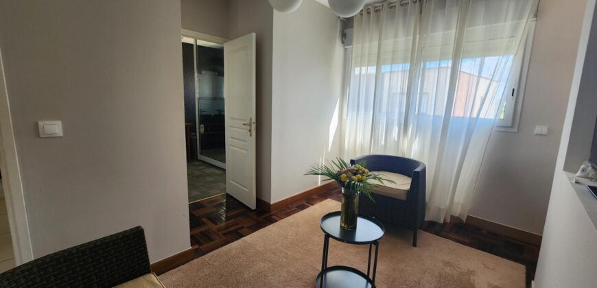 À louer villa T6 meublée de standing F6 avec piscine, située à Mandrosoa Ivato,
