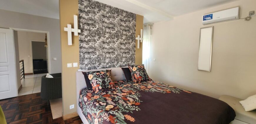 À louer villa T6 meublée de standing F6 avec piscine, située à Mandrosoa Ivato,