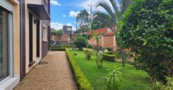 À louer villa T6 meublée de standing F6 avec piscine, située à Mandrosoa Ivato,