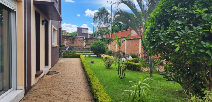 À louer villa T6 meublée de standing F6 avec piscine, située à Mandrosoa Ivato,