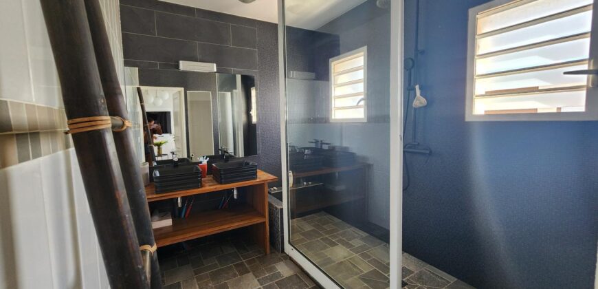 À louer villa T6 meublée de standing F6 avec piscine, située à Mandrosoa Ivato,