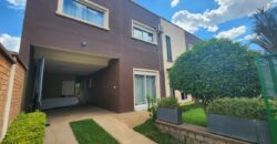 À louer villa T6 meublée de standing F6 avec piscine, située à Mandrosoa Ivato,