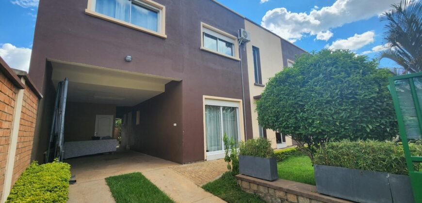 À louer villa T6 meublée de standing F6 avec piscine, située à Mandrosoa Ivato,