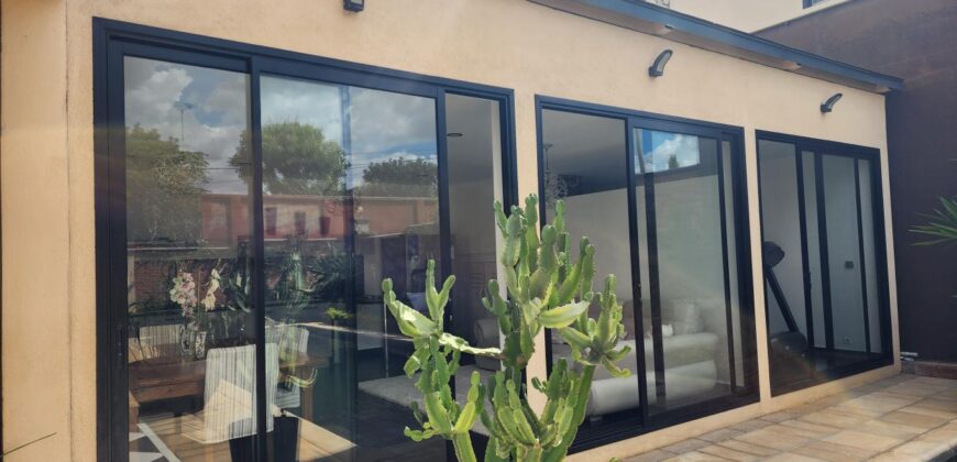 À louer villa T6 meublée de standing F6 avec piscine, située à Mandrosoa Ivato,