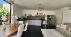 À louer villa T6 meublée de standing F6 avec piscine, située à Mandrosoa Ivato,