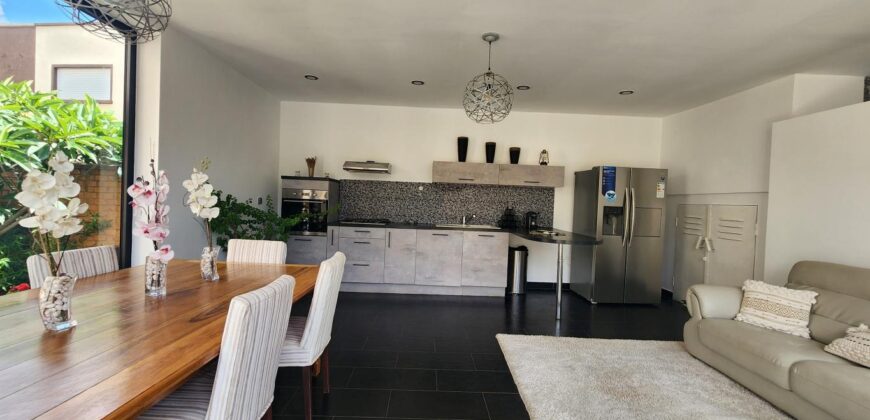 À louer villa T6 meublée de standing F6 avec piscine, située à Mandrosoa Ivato,