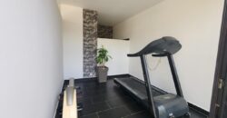 À louer villa T6 meublée de standing F6 avec piscine, située à Mandrosoa Ivato,