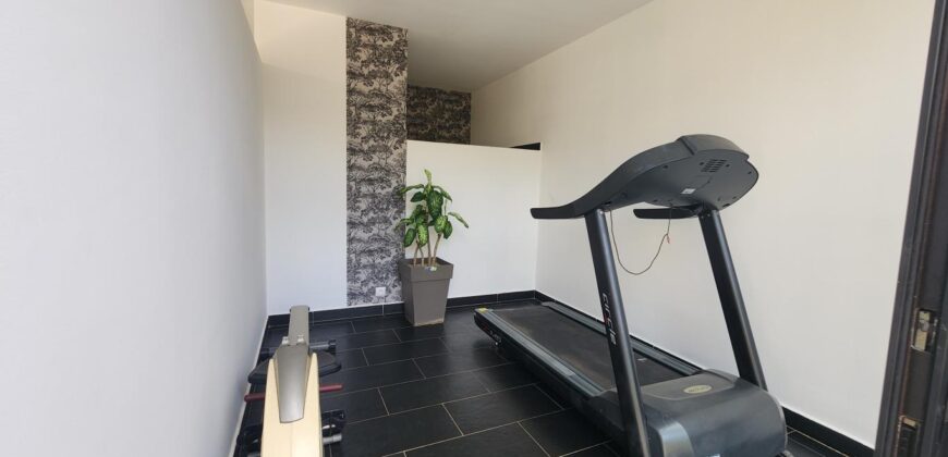 À louer villa T6 meublée de standing F6 avec piscine, située à Mandrosoa Ivato,