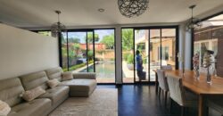 À louer villa T6 meublée de standing F6 avec piscine, située à Mandrosoa Ivato,