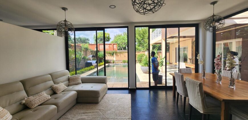 À louer villa T6 meublée de standing F6 avec piscine, située à Mandrosoa Ivato,