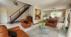 À louer villa T6 meublée de standing F6 avec piscine, située à Mandrosoa Ivato,