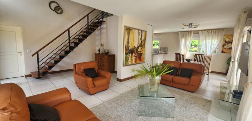 À louer villa T6 meublée de standing F6 avec piscine, située à Mandrosoa Ivato,