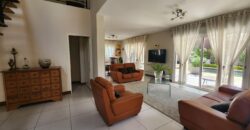 À louer villa T6 meublée de standing F6 avec piscine, située à Mandrosoa Ivato,