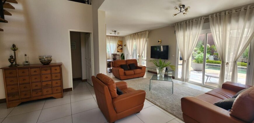 À louer villa T6 meublée de standing F6 avec piscine, située à Mandrosoa Ivato,