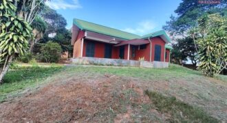 En location maison de plain-pied de type F5 sur un terrain arboré de 1200 m2 située à Talatamaty